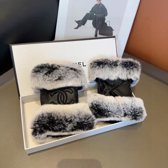 Chanel Short Rabbit Fur Mittens - Picture 6 of 8